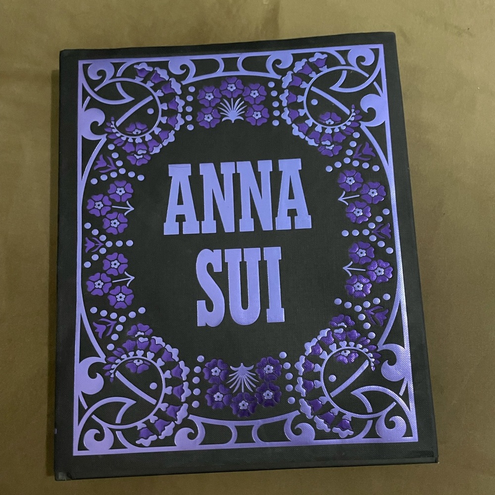 ANNA SUI CHRONICLE BOOK